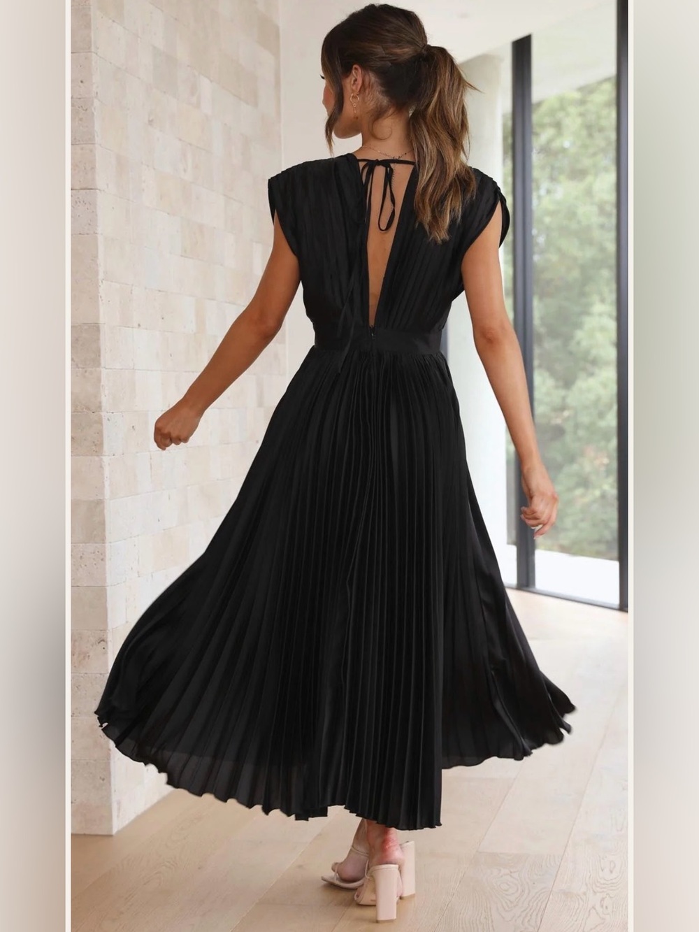 Elegant Black Pleated V-Neck Maxi Dress
Size: M
